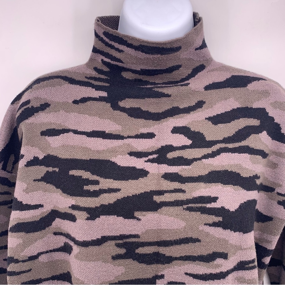 Tahari Camo Print Turtleneck Sweater Size Medium - Picture 2 of 6